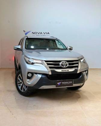 TOYOTA HILUX SW4 2.8 SRX 4X4 7 LUGARES 16V TURBO INTERCOOLER DIESEL 4P AUTOMÁTICO TOYOTA HILUX SW4 2.8 SRX 4X4 7 LUGARES 16V TURBO INTERCOOLER DIESEL 4P AUTOMÁTICO